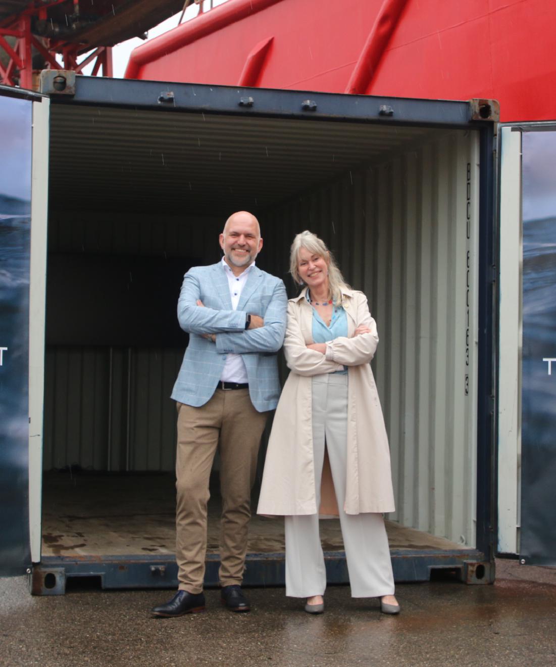 Opening zeecontainer met film Kanaal naar de toekomst - Havenfestival IJmuiden
